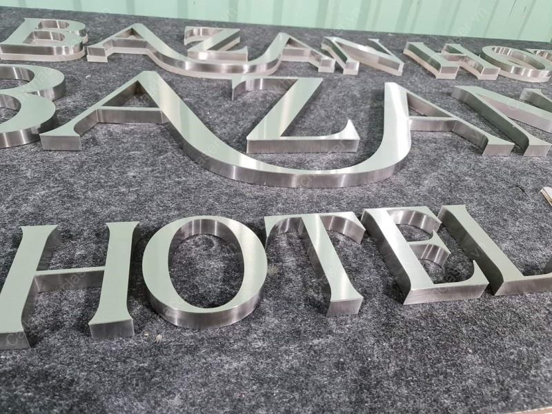 Cắt chữ inox mica đồng khách sạn hotel