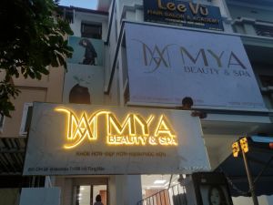 MẪU BIỂN SPA ĐẸP VÂN ĐÁ CHỮ INOX ĐÈN LED