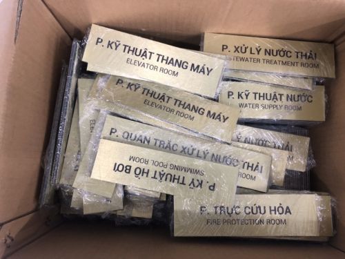 In tem nhãn in uv khắc lên nhôm