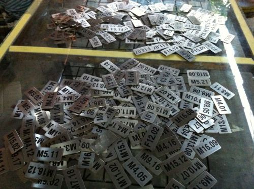 Cắt khắc lên inox nhôm đồng giá rẻ HN