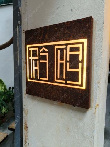 Biển sắt rỉ treo tường đèn led