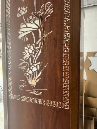 VÁCH NGĂN NHỰA VÂN GỖ CNC